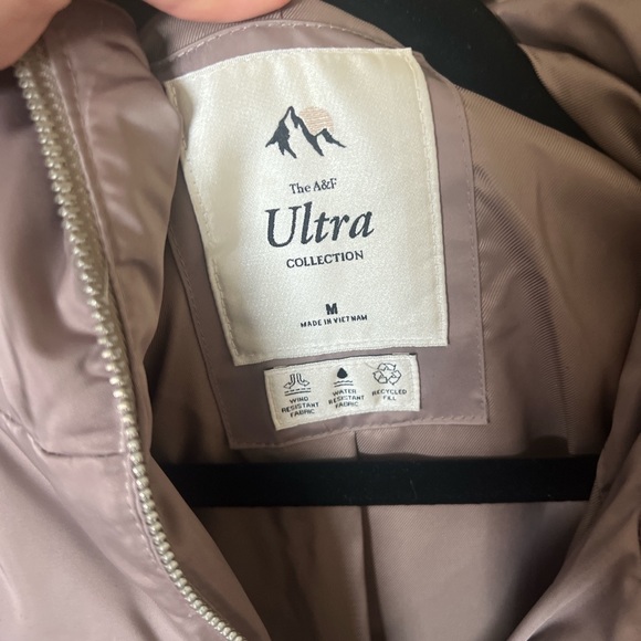 A&F Ultra Puffer Jacket Cropped - Picture 2 of 2